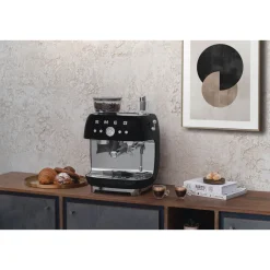 SmegEspressomaschine mit Mahlwerk EGF03 2 Tassen 1650 50’s Style schwarz